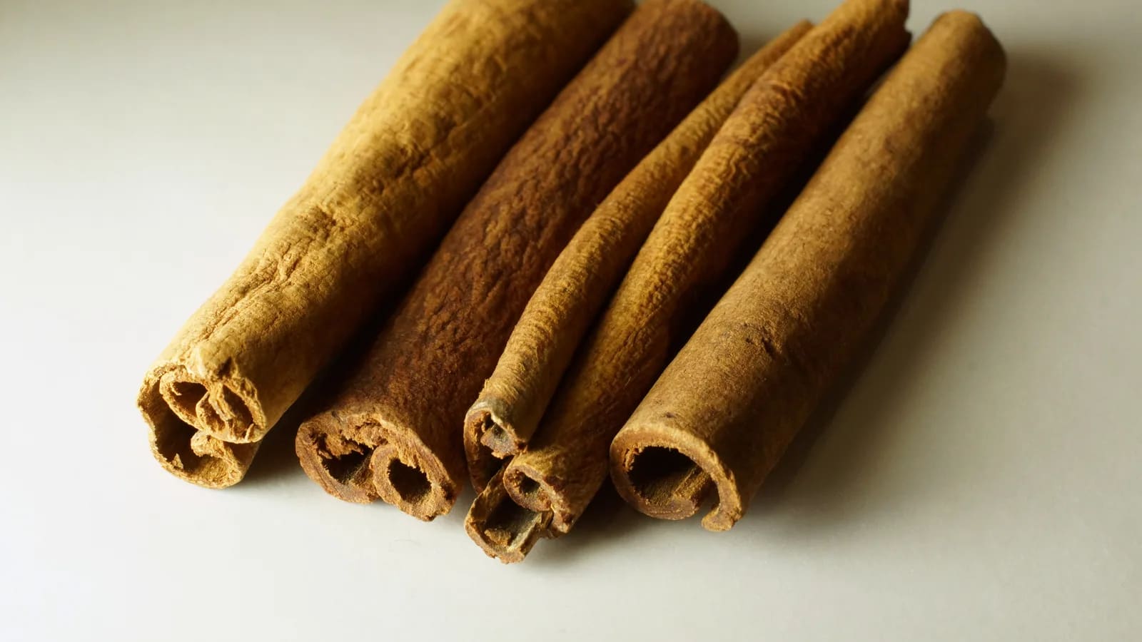 Bâtons de cannelle réels empilés sur une table
