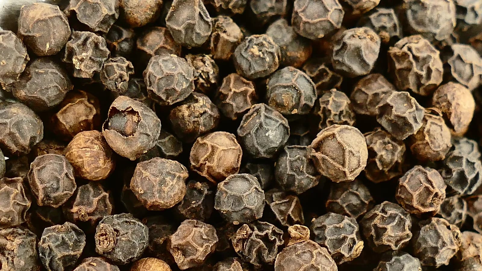 Grains de poivre noir séchés dans un bol