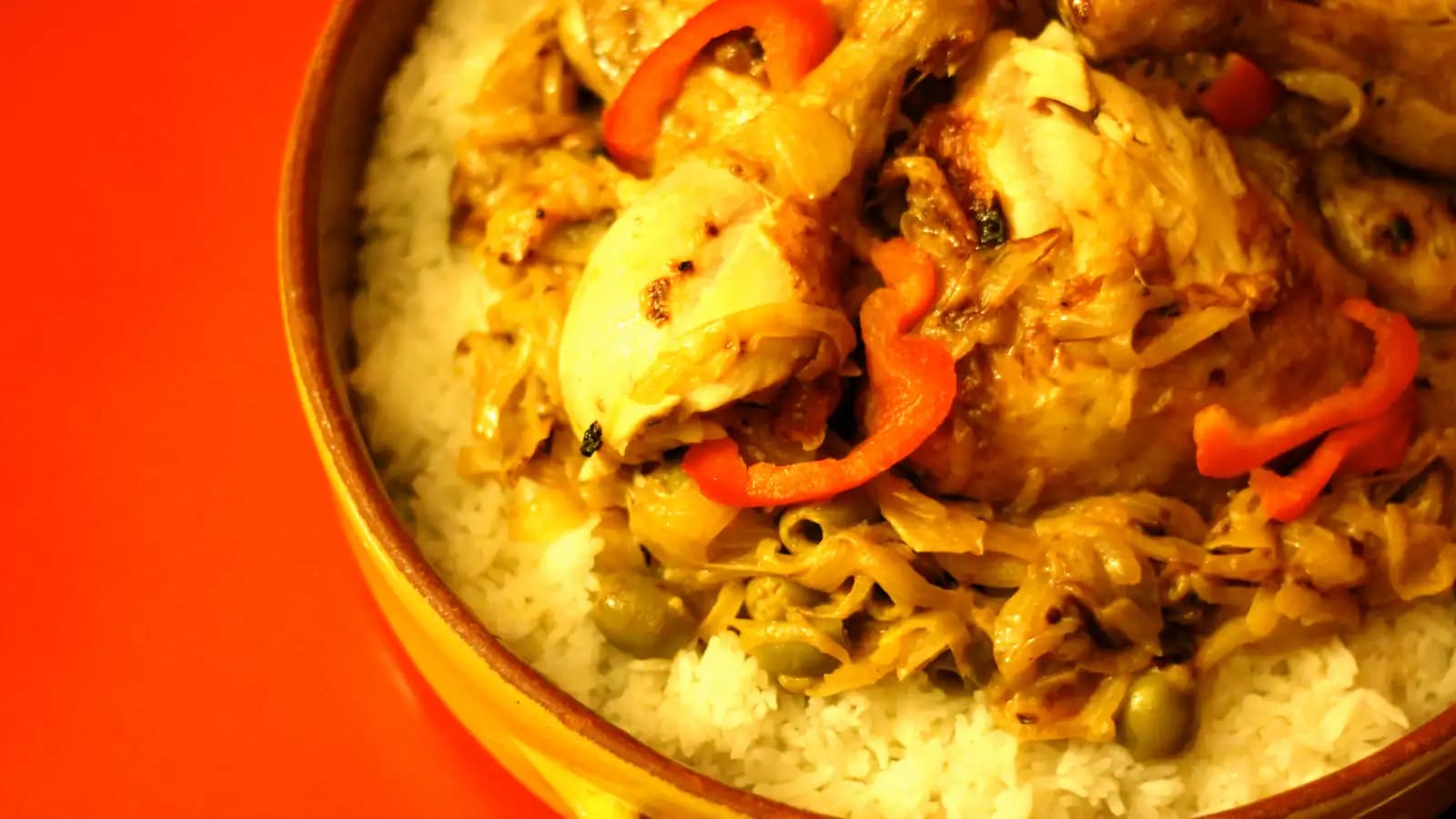 Foto van kip yassa met uiensaus en bijgerecht