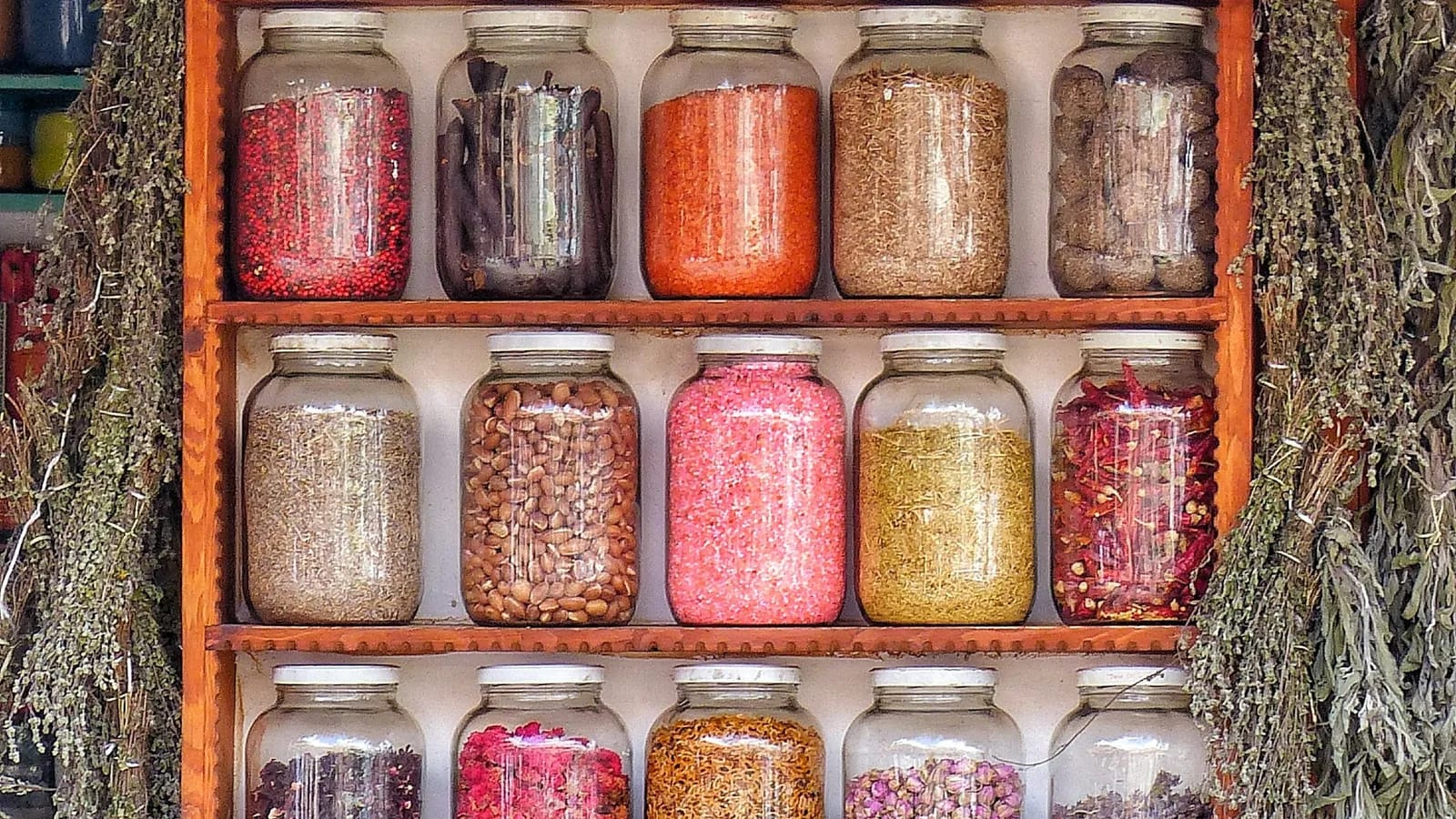 Étalage d'épices colorées en piles dans un marché traditionnel