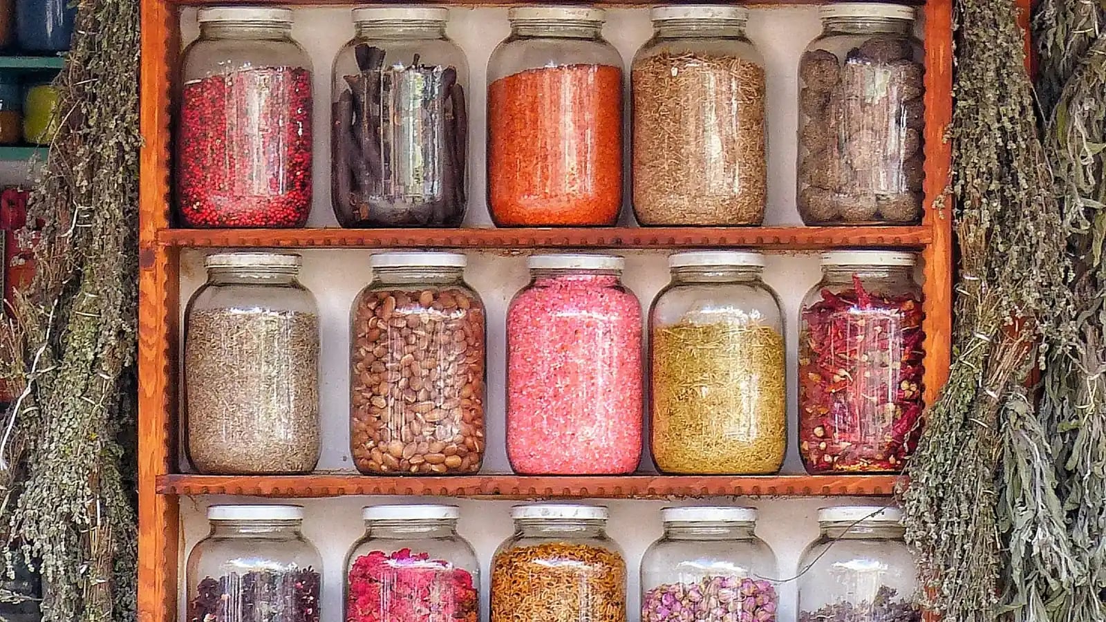 Étalage d'épices colorées en piles dans un marché traditionnel