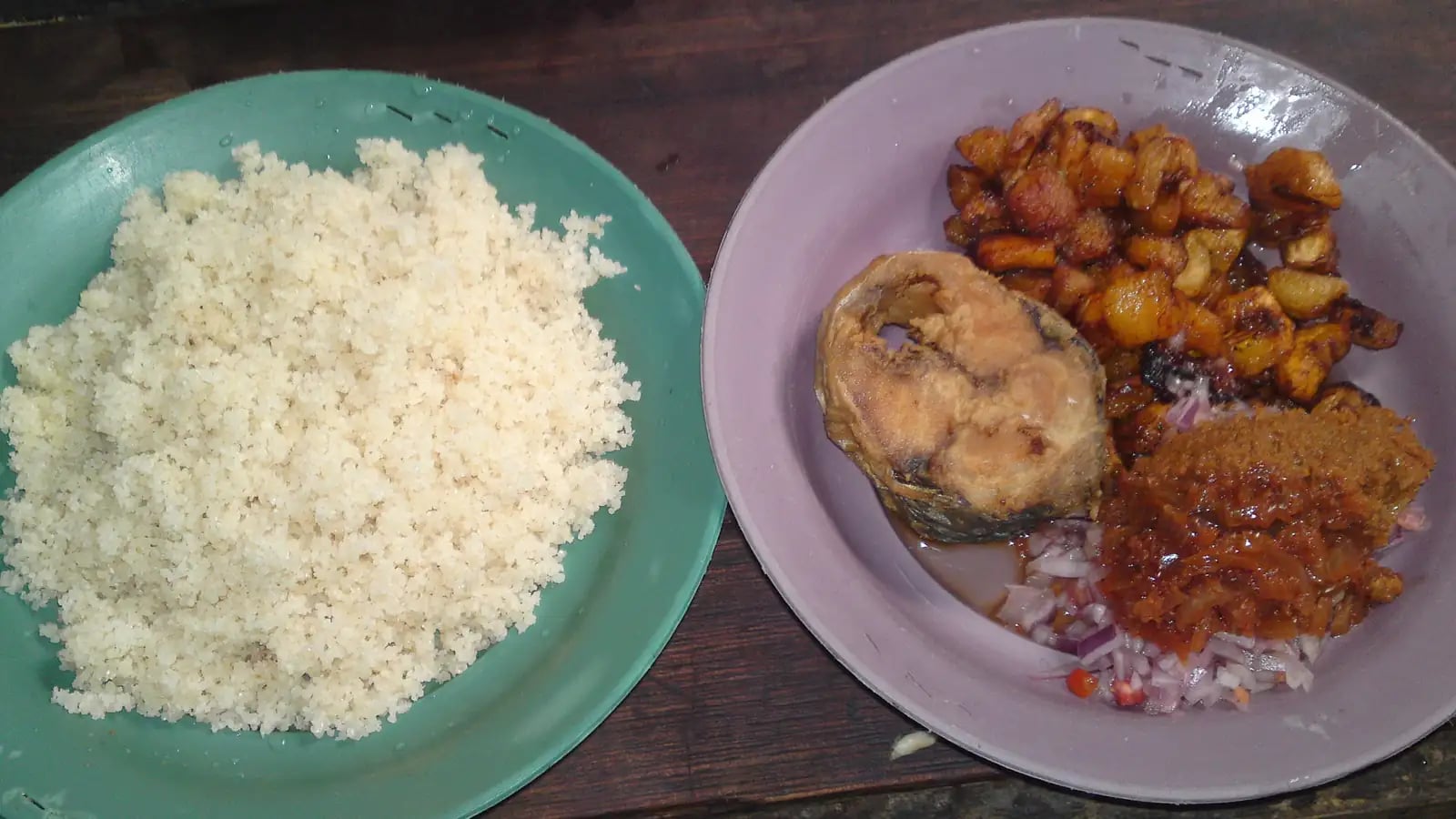 Photo d’attiéké servi avec poisson et alloco