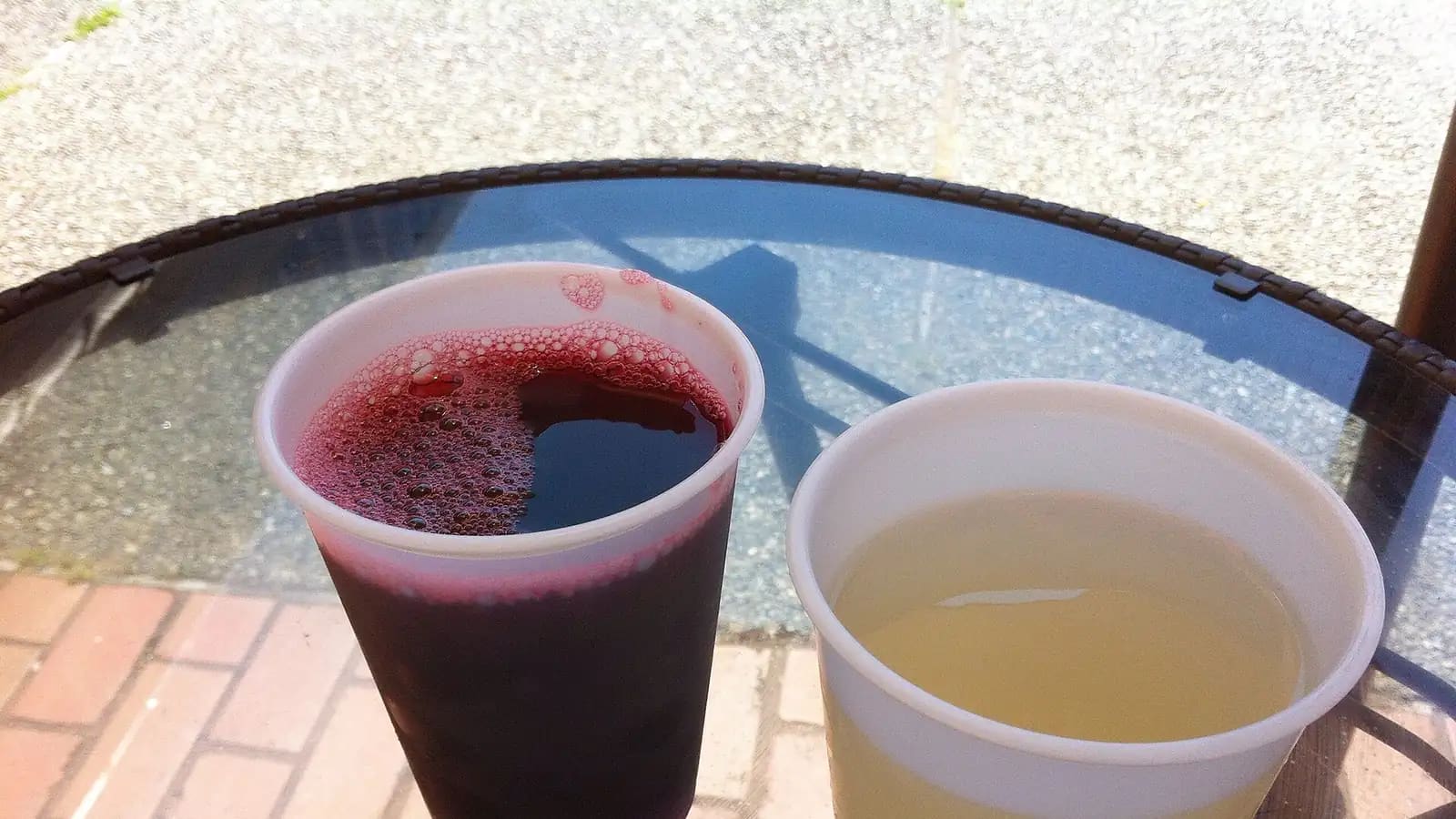 Photo de boissons au bissap et au gingembre servies fraîches