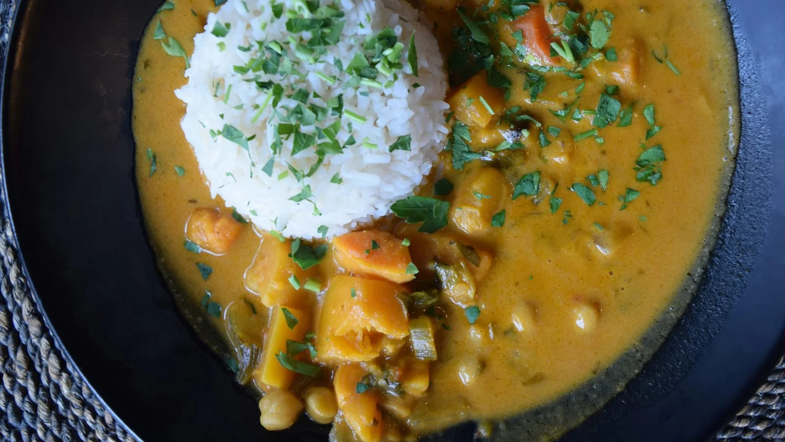 Assiette généreuse de riz et de sauce mijotée — esprit du mafé sénégalais
